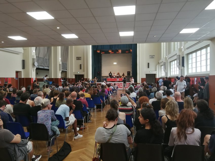 Photo du meeting contre les violences policères du 15 juillet, prise du fond de la salle.